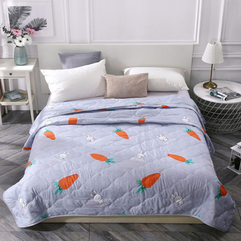 Καλοκαιρινό δροσιστικό πάπλωμα σε κουτί δώρου, εκτύπωση με αντίδραση, γέμισμα από συνθετικές ίνες (~95%), ύφασμα πολυεστέρα, βάρος κάτω από 1 kg, κατάλληλο για καλοκαίρι