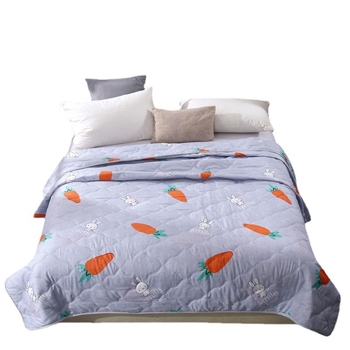 Καλοκαιρινό δροσιστικό πάπλωμα σε κουτί δώρου, εκτύπωση με αντίδραση, γέμισμα από συνθετικές ίνες (~95%), ύφασμα πολυεστέρα, βάρος κάτω από 1 kg, κατάλληλο για καλοκαίρι