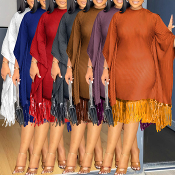 Rochie cu paiete și ciucuri, mâneci tip batwing, guler rotund, lungime medie, talie medie, poliester 80–90%
