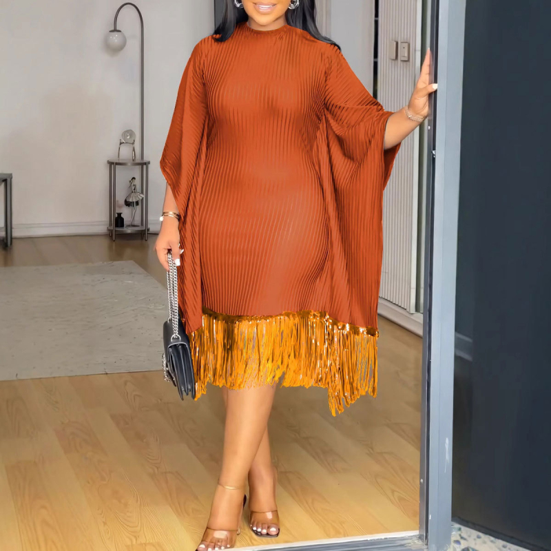 Rochie cu paiete și ciucuri, mâneci tip batwing, guler rotund, lungime medie, talie medie, poliester 80–90%