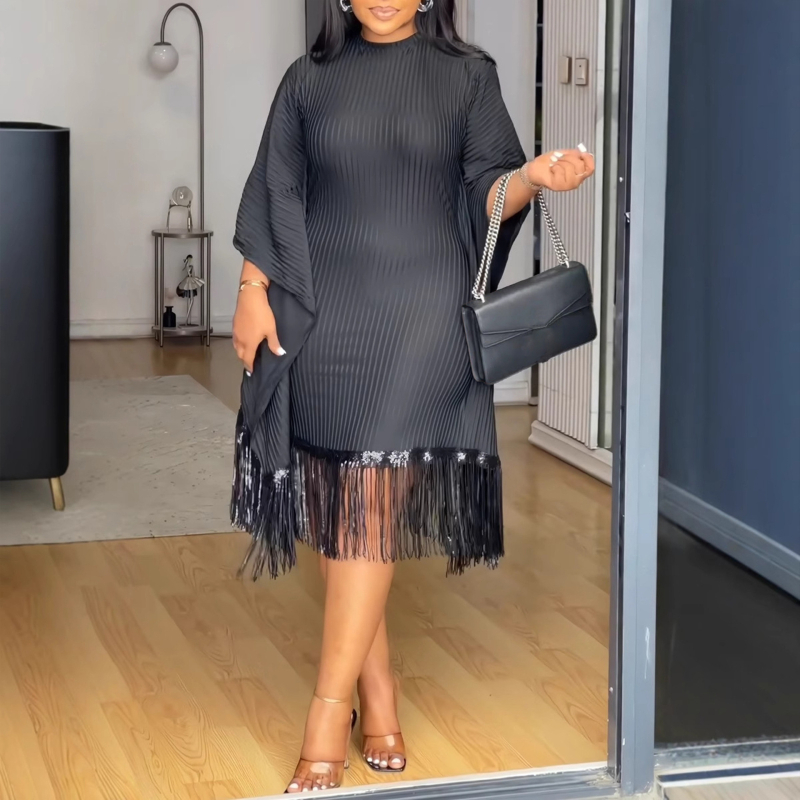 Rochie cu paiete și ciucuri, mâneci tip batwing, guler rotund, lungime medie, talie medie, poliester 80–90%