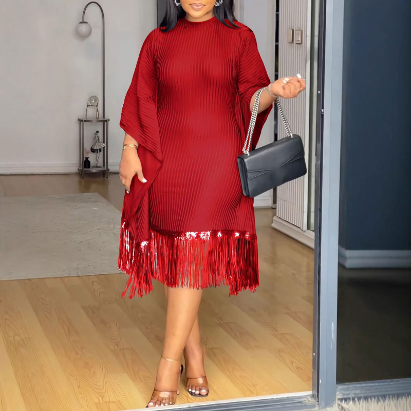 Rochie cu paiete și ciucuri, mâneci tip batwing, guler rotund, lungime medie, talie medie, poliester 80–90%
