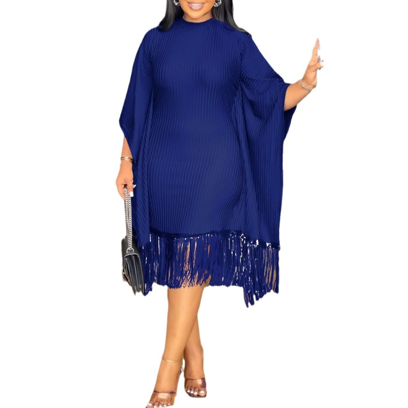 Rochie cu paiete și ciucuri, mâneci tip batwing, guler rotund, lungime medie, talie medie, poliester 80–90%