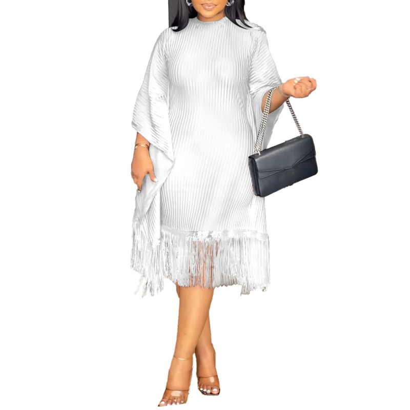 Rochie cu paiete și ciucuri, mâneci tip batwing, guler rotund, lungime medie, talie medie, poliester 80–90%