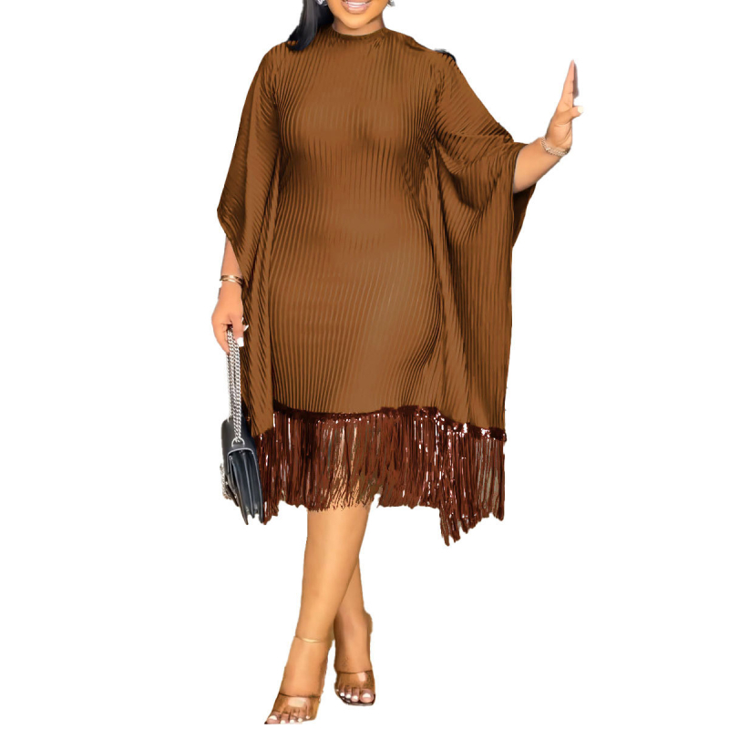 Rochie cu paiete și ciucuri, mâneci tip batwing, guler rotund, lungime medie, talie medie, poliester 80–90%