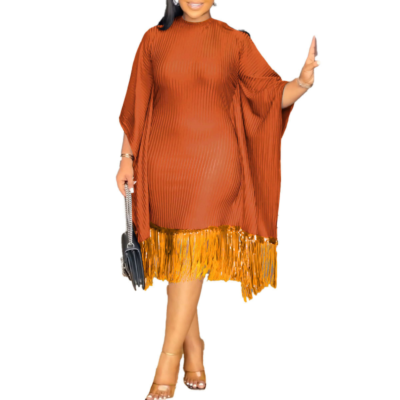 Rochie cu paiete și ciucuri, mâneci tip batwing, guler rotund, lungime medie, talie medie, poliester 80–90%