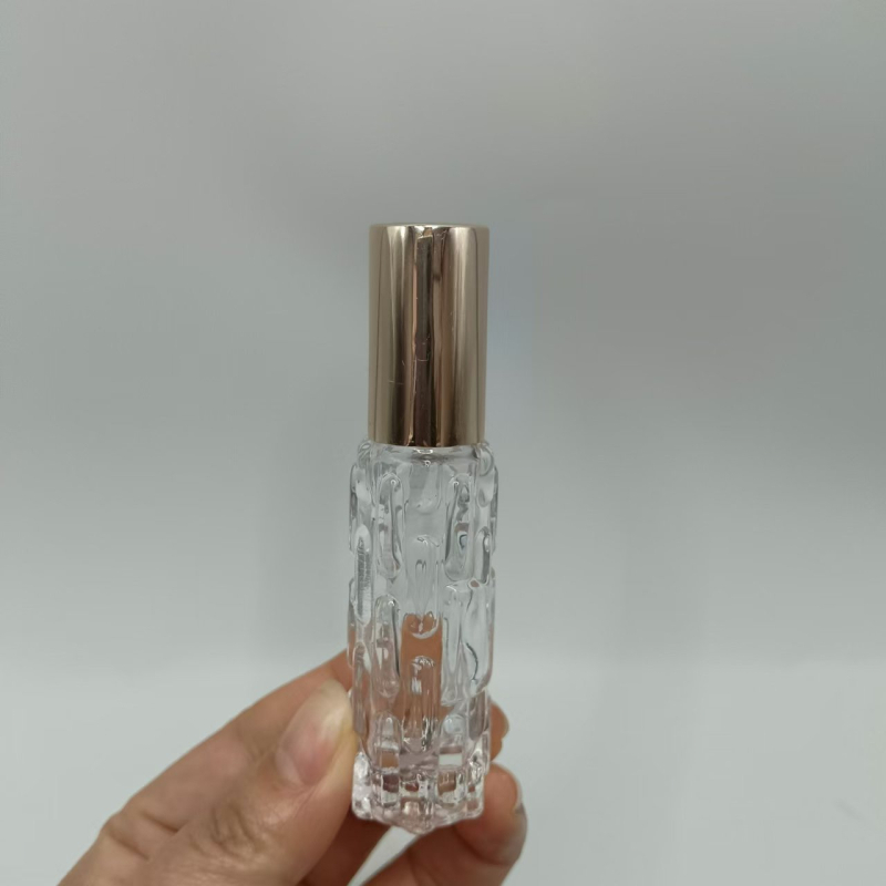 Puhutud klaasist parfüümipudel pihusti ja terasest pallidega difuuzoriga