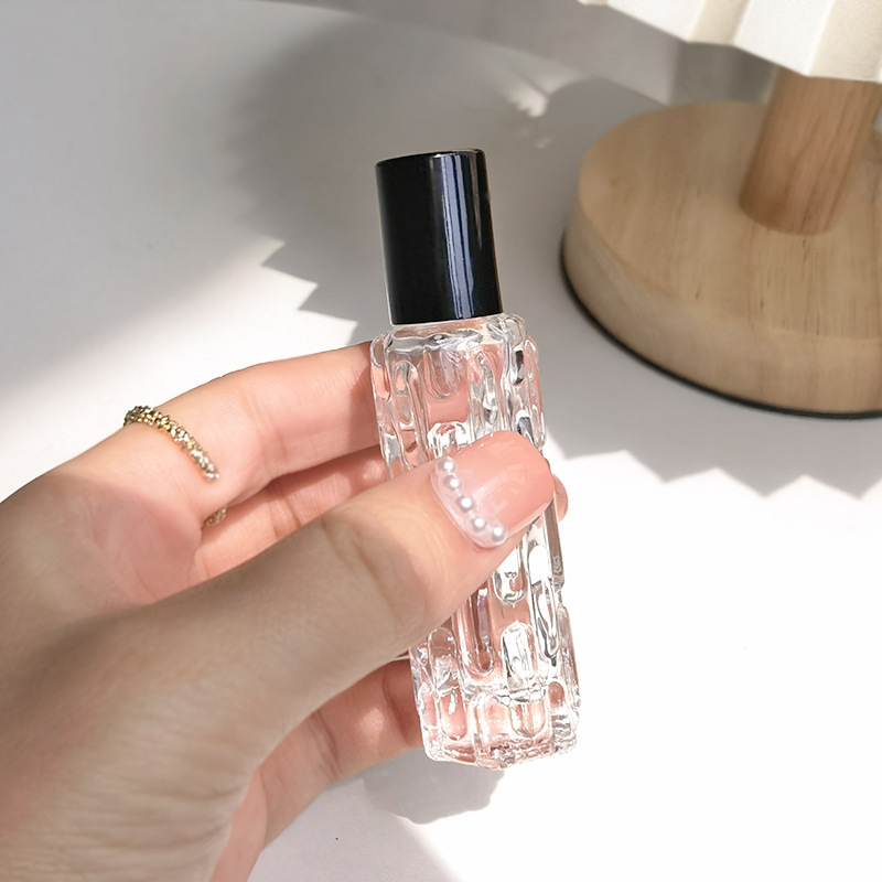 Puhutud klaasist parfüümipudel pihusti ja terasest pallidega difuuzoriga