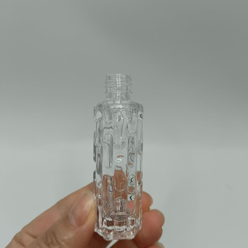 Puhutud klaasist parfüümipudel pihusti ja terasest pallidega difuuzoriga