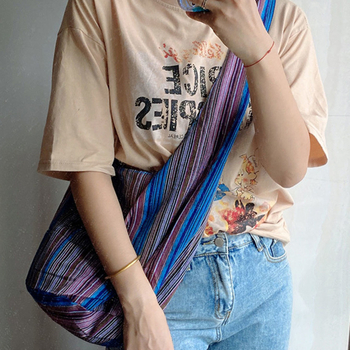 Keresztpántos válltáska csíkos totem motívummal, pamut- és len anyagból, nyitott felső, kör alakú forma, poliészter bélés, nőknek (2023 téli kollekció)