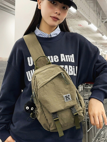 Νάιλον τσάντα crossbody με φερμουάρ, θήκες για κινητό και ID, μαλακό εξωτερικό, τρισδιάστατος εξωτερικός σχεδιασμός, street style, χειμώνας 2024