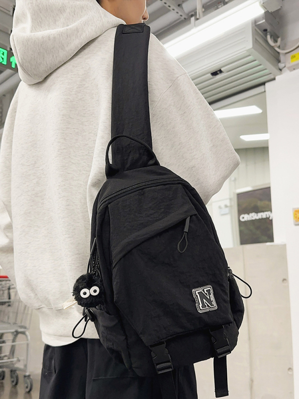 Кроссбоди чанта от найлон с цип, джоб за мобилен телефон и ID карта, мек корпус, триизмерен външен дизайн, уличен стил, зима 2024