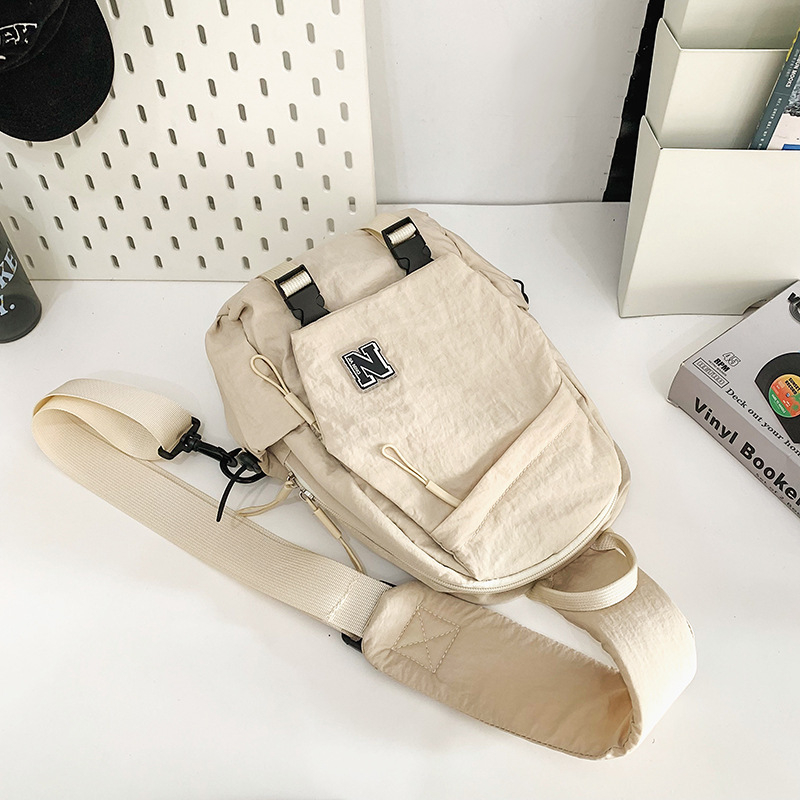 Кроссбоди чанта от найлон с цип, джоб за мобилен телефон и ID карта, мек корпус, триизмерен външен дизайн, уличен стил, зима 2024