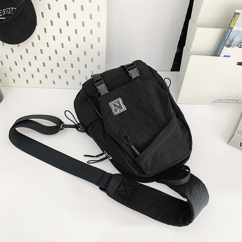 Кроссбоди чанта от найлон с цип, джоб за мобилен телефон и ID карта, мек корпус, триизмерен външен дизайн, уличен стил, зима 2024