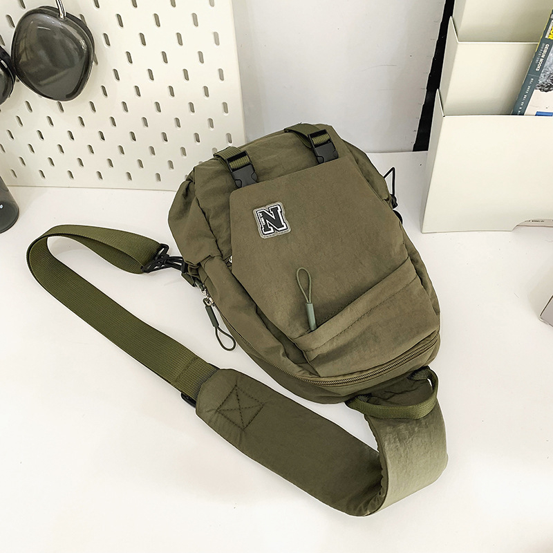 Кроссбоди чанта от найлон с цип, джоб за мобилен телефон и ID карта, мек корпус, триизмерен външен дизайн, уличен стил, зима 2024
