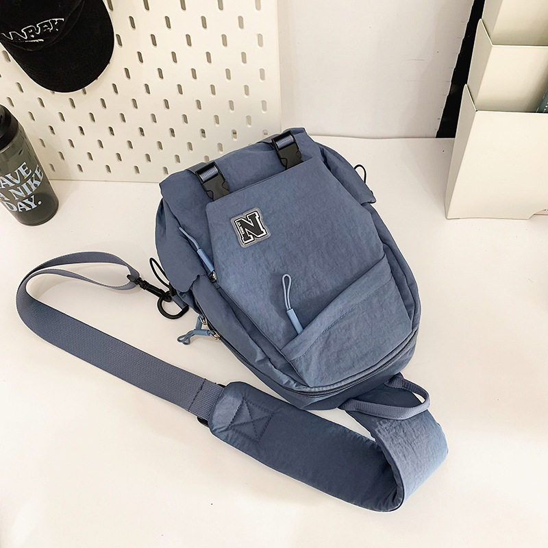 Кроссбоди чанта от найлон с цип, джоб за мобилен телефон и ID карта, мек корпус, триизмерен външен дизайн, уличен стил, зима 2024