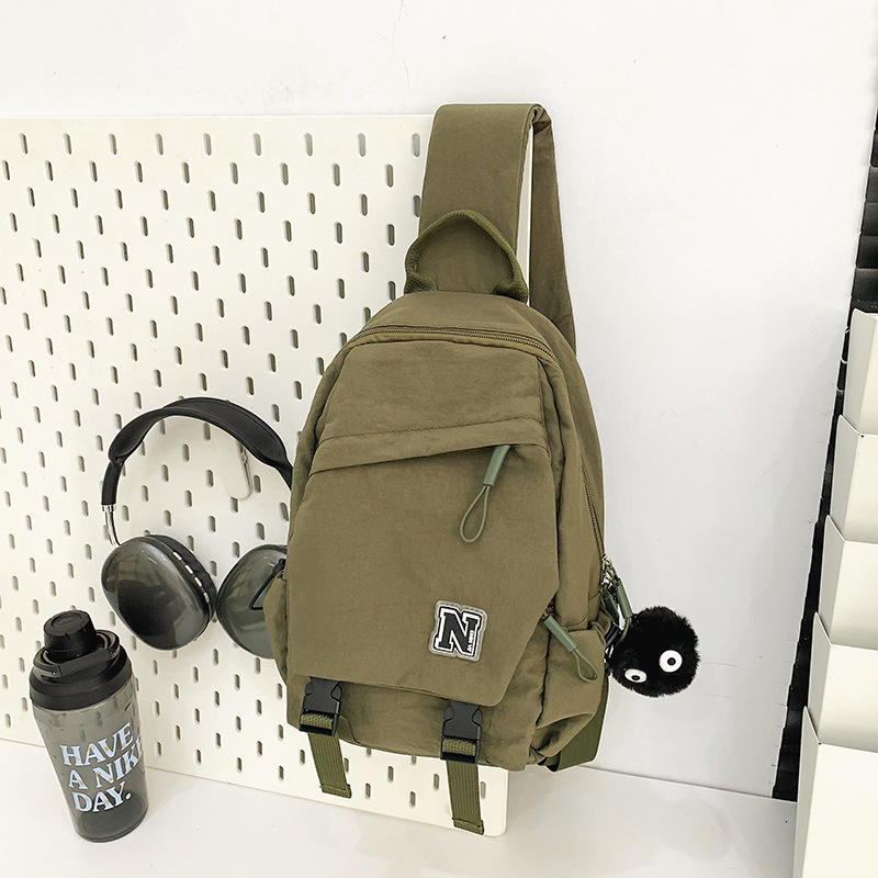 Кроссбоди чанта от найлон с цип, джоб за мобилен телефон и ID карта, мек корпус, триизмерен външен дизайн, уличен стил, зима 2024