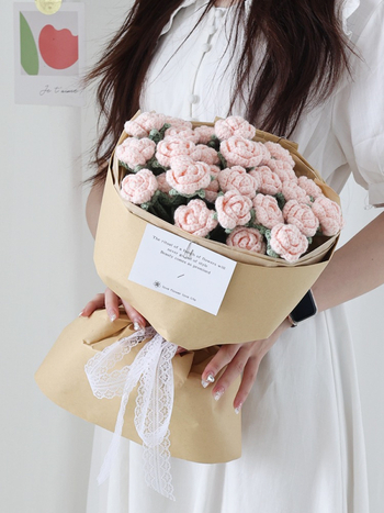 Χειροποίητο μπουκέτο από ροζ τριαντάφυλλα πλεκτό με μαλλί σε στυλ Tote — δώρο για την κοπέλα