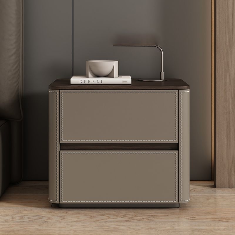 Tömörfa éjjeliszekrény olasz stílusban saddle bőr felülettel, hálószobába, többfunkciós, teljesen összeszerelve, E0 minősítésű