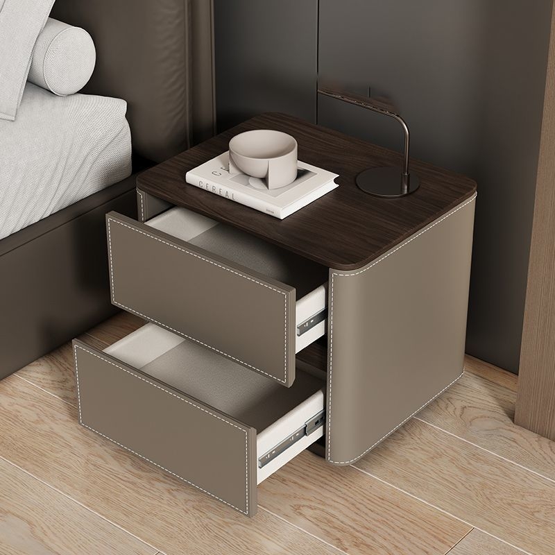 Tömörfa éjjeliszekrény olasz stílusban saddle bőr felülettel, hálószobába, többfunkciós, teljesen összeszerelve, E0 minősítésű