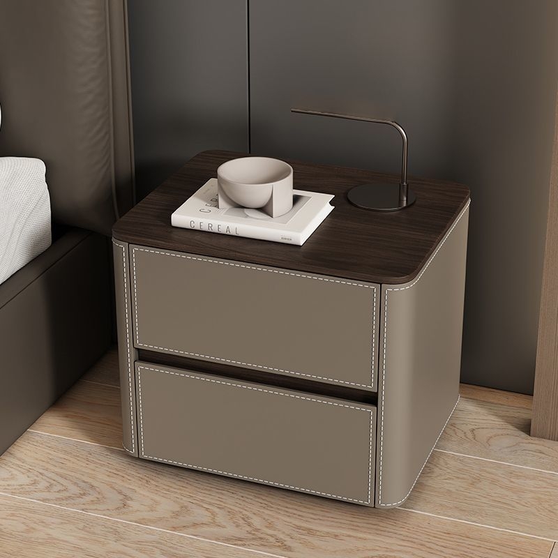 Tömörfa éjjeliszekrény olasz stílusban saddle bőr felülettel, hálószobába, többfunkciós, teljesen összeszerelve, E0 minősítésű