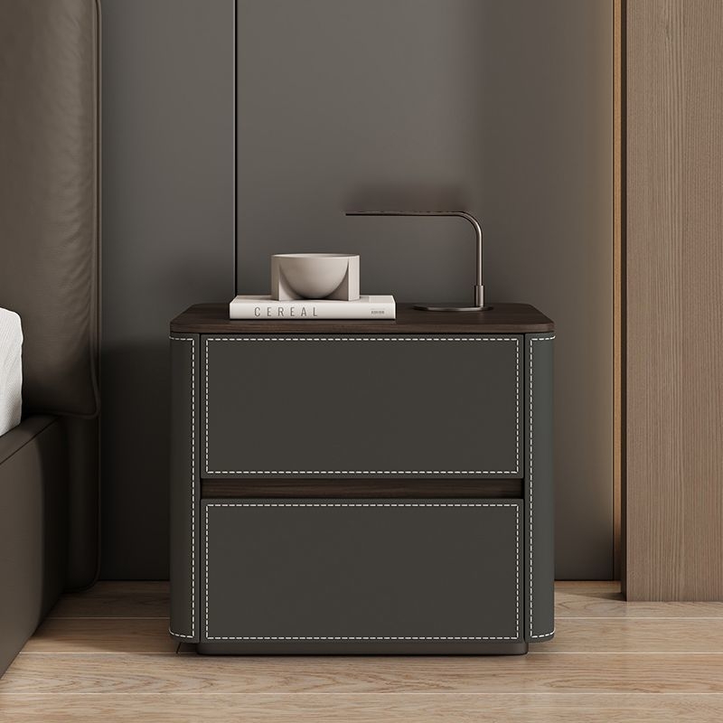 Tömörfa éjjeliszekrény olasz stílusban saddle bőr felülettel, hálószobába, többfunkciós, teljesen összeszerelve, E0 minősítésű