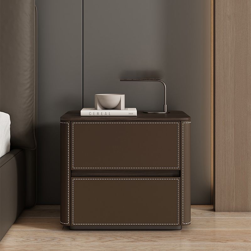 Tömörfa éjjeliszekrény olasz stílusban saddle bőr felülettel, hálószobába, többfunkciós, teljesen összeszerelve, E0 minősítésű