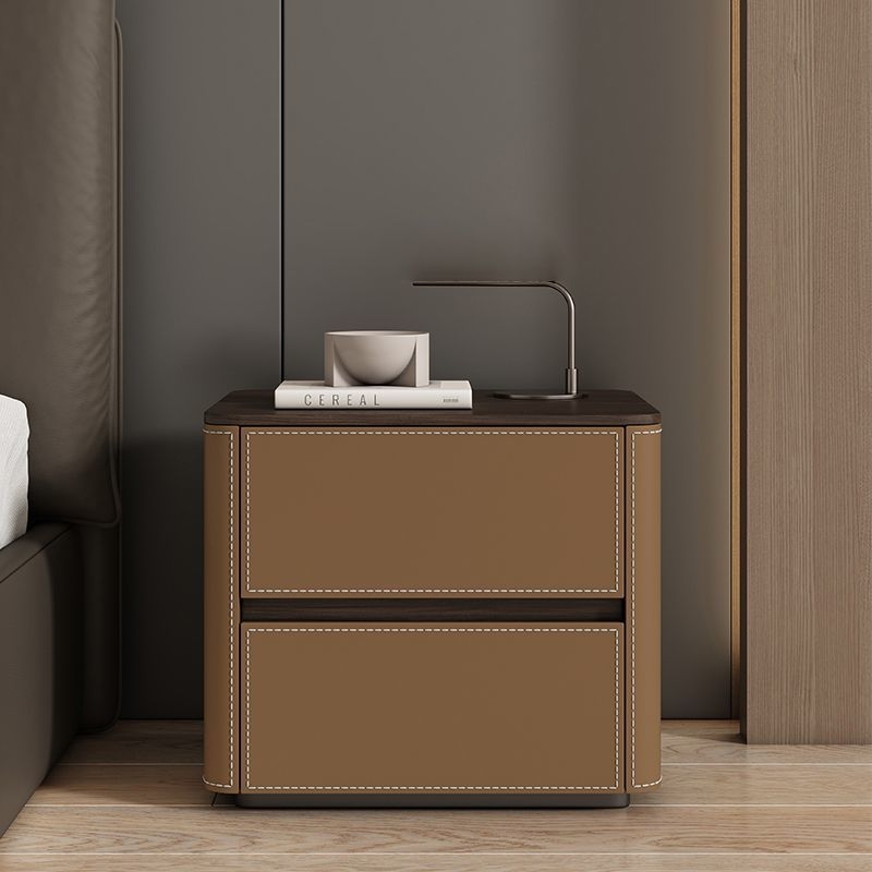Tömörfa éjjeliszekrény olasz stílusban saddle bőr felülettel, hálószobába, többfunkciós, teljesen összeszerelve, E0 minősítésű