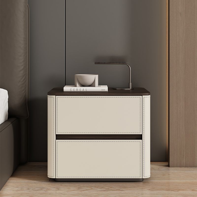 Tömörfa éjjeliszekrény olasz stílusban saddle bőr felülettel, hálószobába, többfunkciós, teljesen összeszerelve, E0 minősítésű