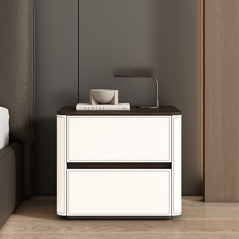 Tömörfa éjjeliszekrény olasz stílusban saddle bőr felülettel, hálószobába, többfunkciós, teljesen összeszerelve, E0 minősítésű