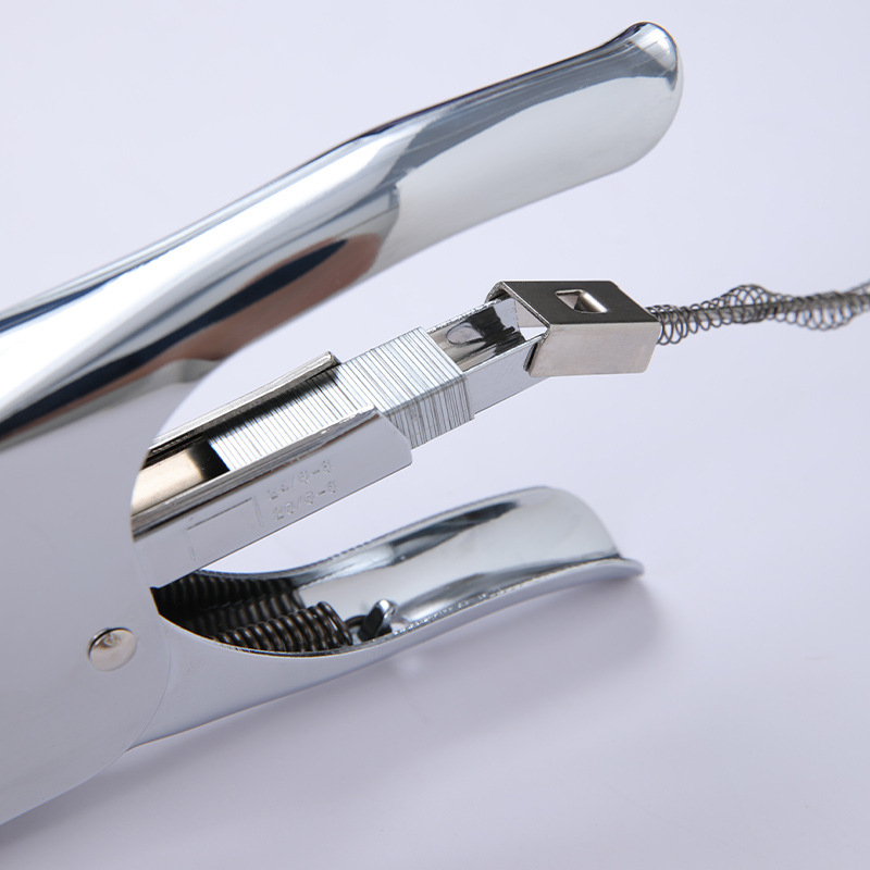 Rankinis stapleris gėlių įpakavimui, metalinis korpusas, sidabro spalvos apdaila, įtraukti No. 24 spaustukai ir universaliniai spaustukai, tolerancija 1–2 cm