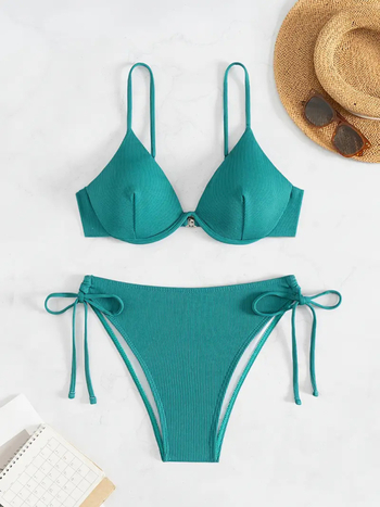 Δύο κομμάτια μαγιό με μεταλλική στήριξη και επένδυση για το στήθος, ανοιχτή πλάτη, μονόχρωμο, γρήγορα στεγνώνει πολυεστέρας 82/18, 150 g