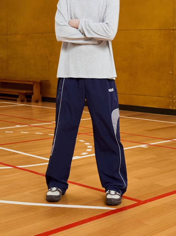 Sportske ležerne hlače ravnog kroja s prugastim uzorkom, poliester (>95%), srednji pojas, proljeće i jesen