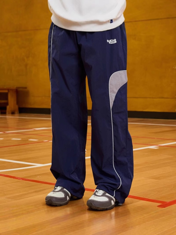 Sportske ležerne hlače ravnog kroja s prugastim uzorkom, poliester (>95%), srednji pojas, proljeće i jesen