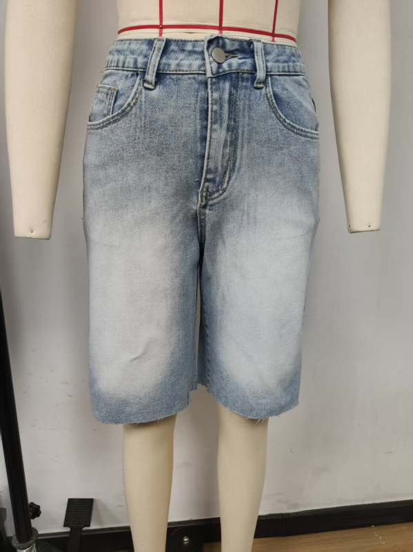Șort denim cu margini franjurate, din bumbac, talie medie, lungime de șase puncte, fermoar, spălat și uzat