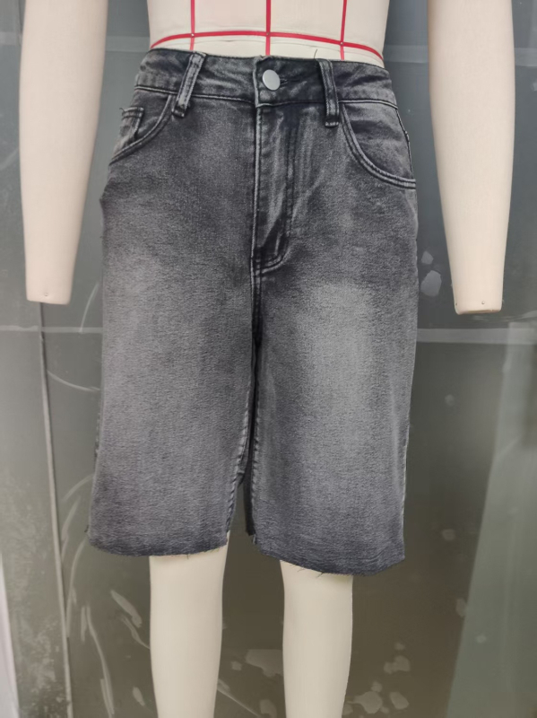 Șort denim cu margini franjurate, din bumbac, talie medie, lungime de șase puncte, fermoar, spălat și uzat