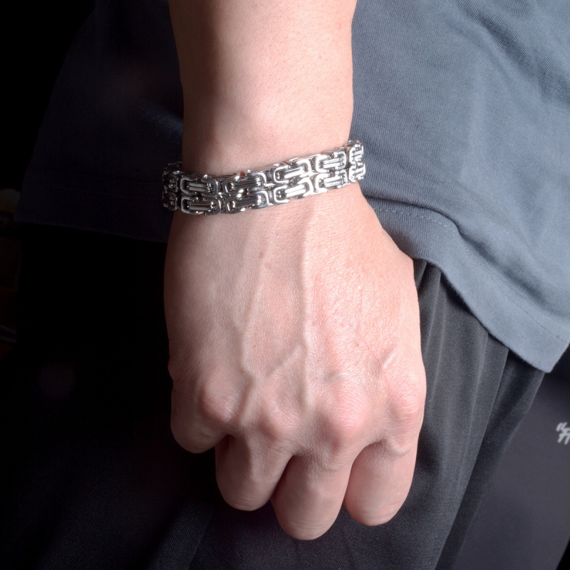 Unisex narukvica od nehrđajućeg čelika s U-oblikom dizajnom, Seiko završna obrada, proljeće 2023 izdanje