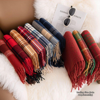 Дамски каре шал с пискюли, изкуствен кашмир/акрил