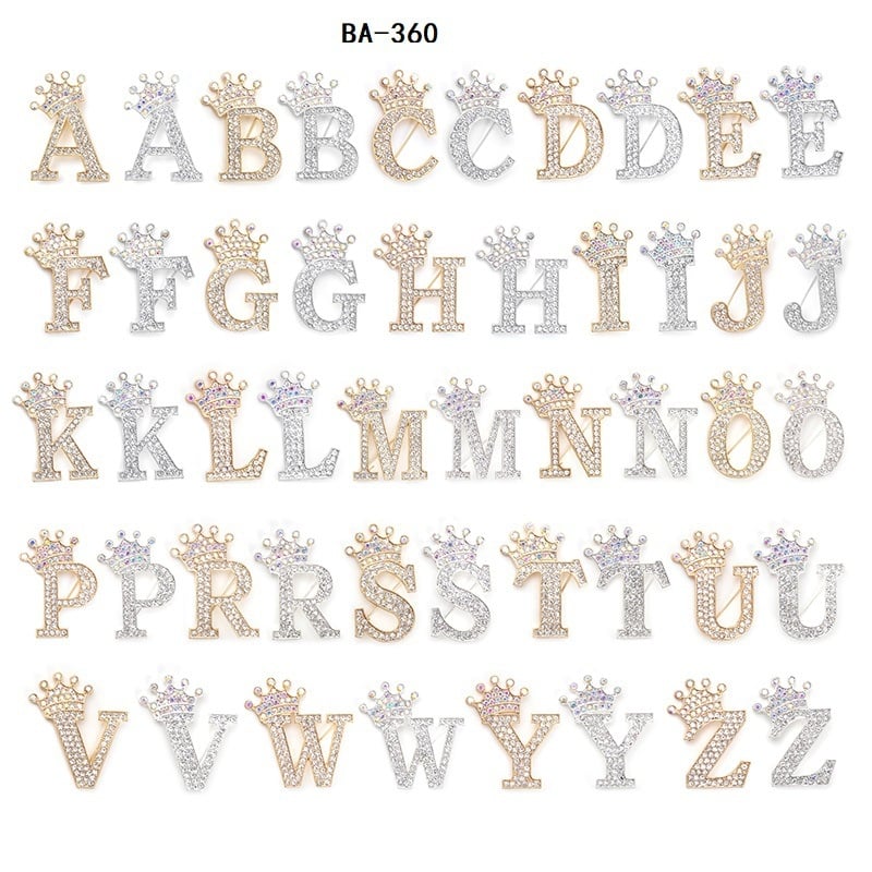 Broš sa slovom – cinkova legura; Stil: slova; Funkcije: spomen, dar; Unisex