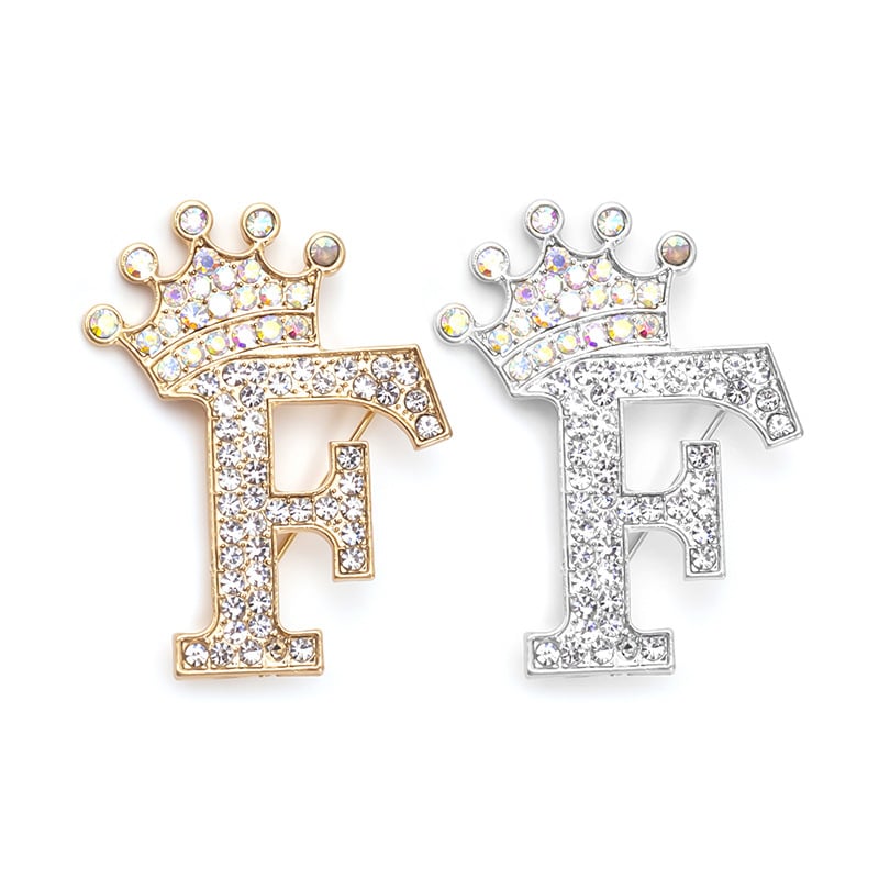 Broš sa slovom – cinkova legura; Stil: slova; Funkcije: spomen, dar; Unisex