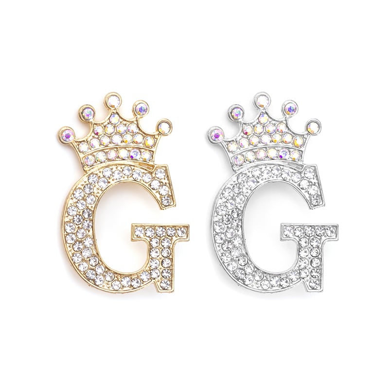 Broš sa slovom – cinkova legura; Stil: slova; Funkcije: spomen, dar; Unisex