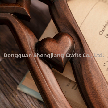 Κρεμαστό με σχέδιο καρδιάς-σταυρός από ξύλο — Holy Carpenter