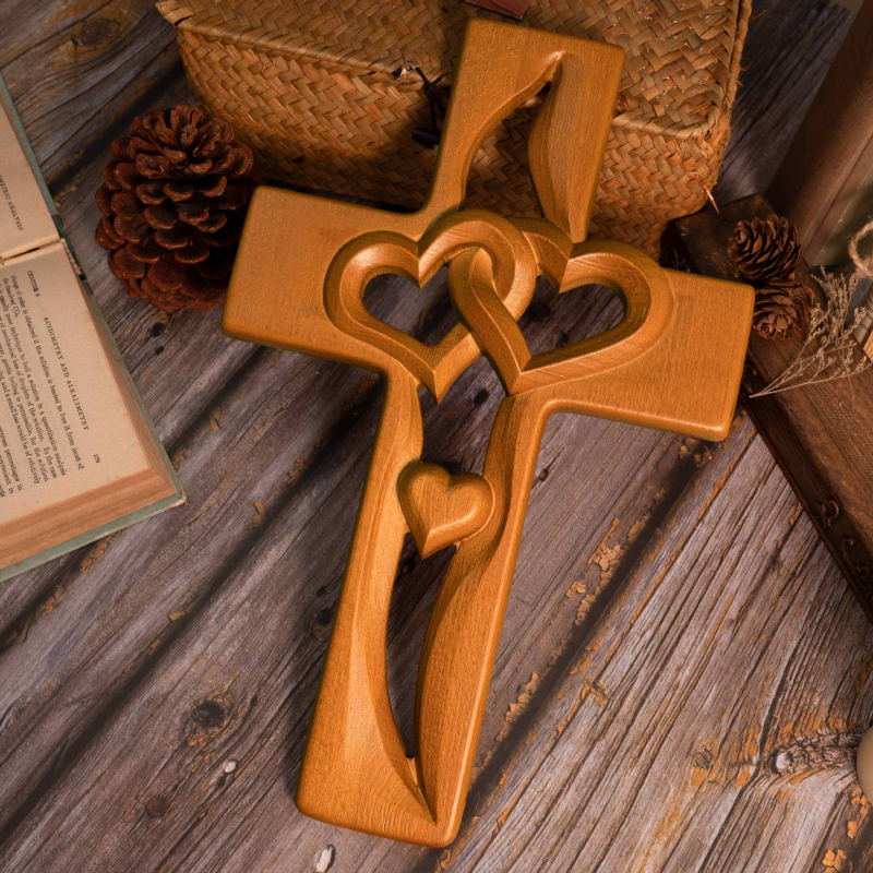 Privjesak od bukovog drveta sa srcolno-kriznim oblikom — Holy Carpenter