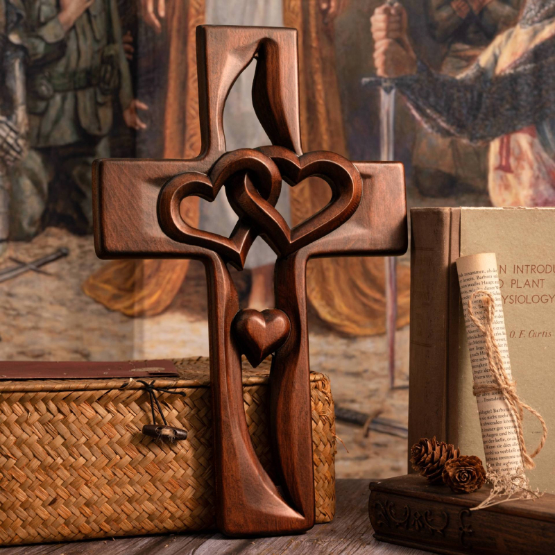 Privjesak od bukovog drveta sa srcolno-kriznim oblikom — Holy Carpenter
