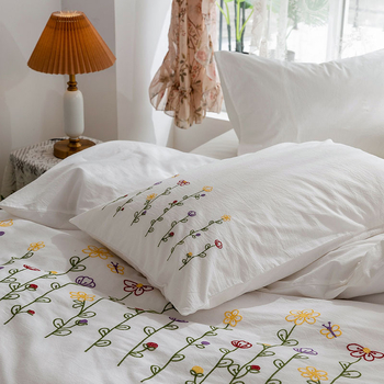 Četrdaļīgs gultas veļas komplekts no 100% kokvilnas ar izšuvumiem