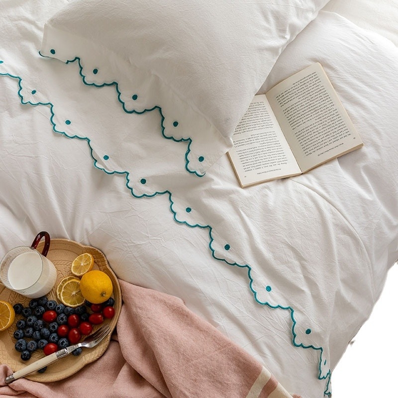 Četrdaļīgs gultas veļas komplekts no 100% kokvilnas ar izšuvumiem