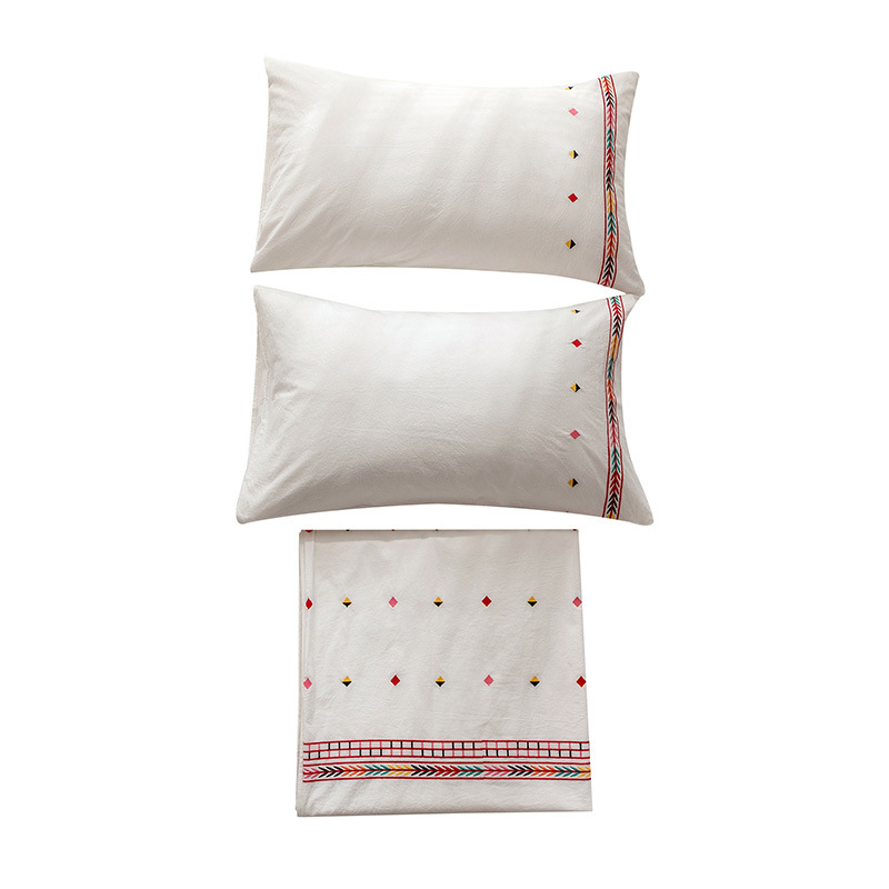 Četrdaļīgs gultas veļas komplekts no 100% kokvilnas ar izšuvumiem