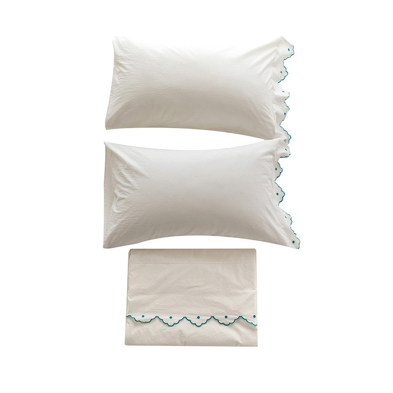 Četrdaļīgs gultas veļas komplekts no 100% kokvilnas ar izšuvumiem