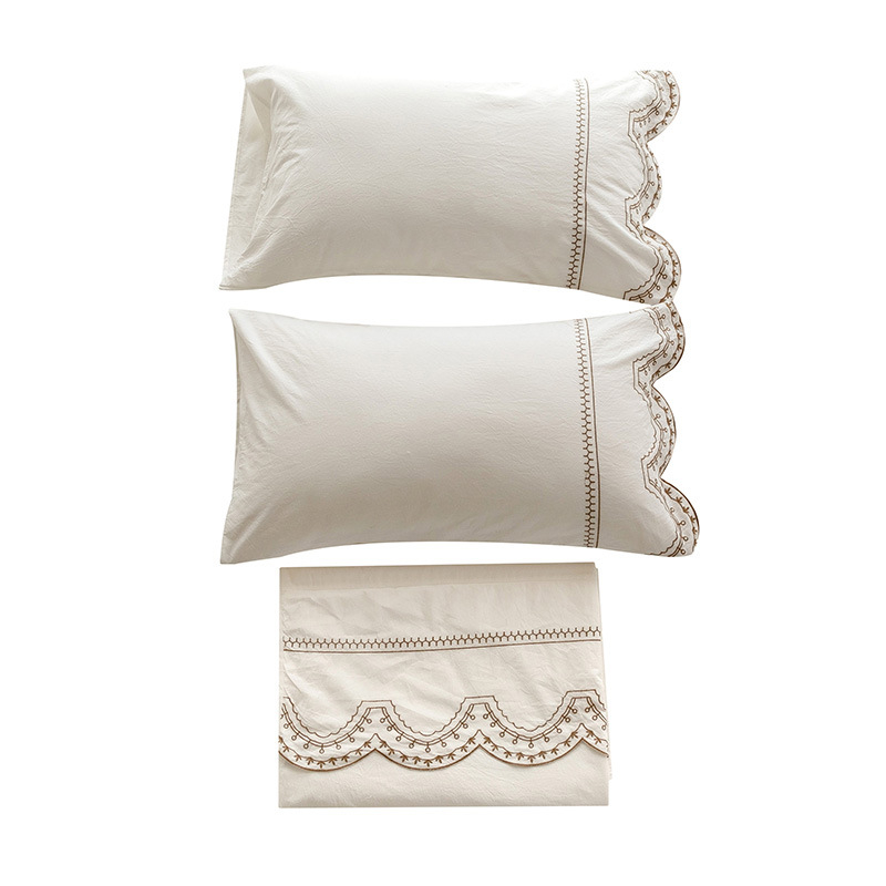 Četrdaļīgs gultas veļas komplekts no 100% kokvilnas ar izšuvumiem