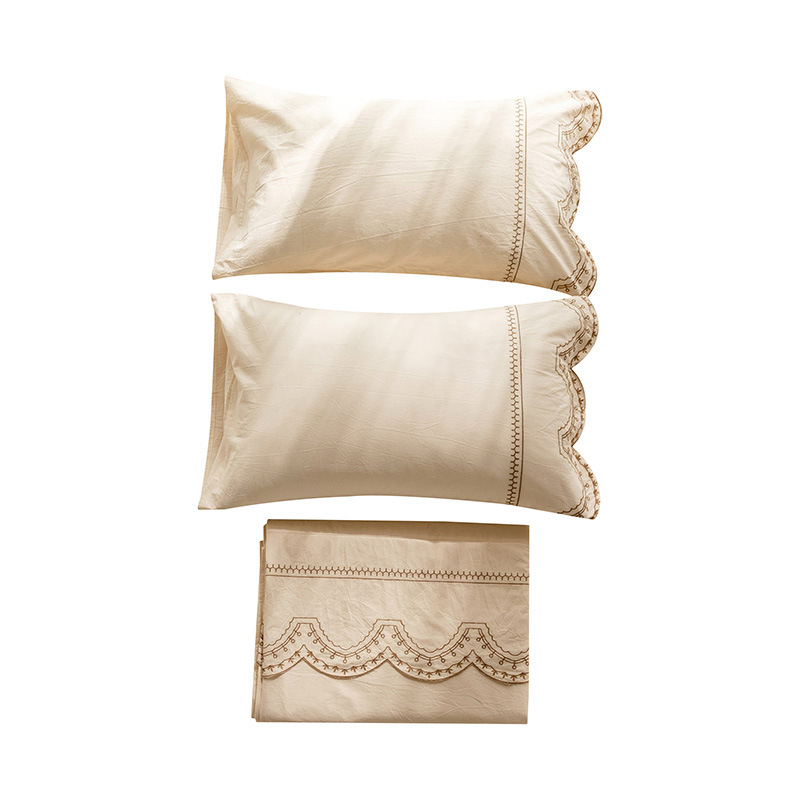 Četrdaļīgs gultas veļas komplekts no 100% kokvilnas ar izšuvumiem